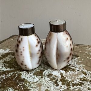 TWO’S COMPANY Cowrie Shell Shaker Set